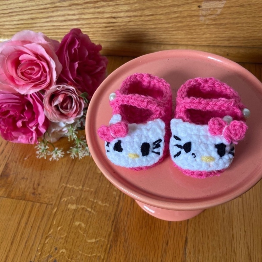 Adorable! , pearl button crochet baby booties size 0-months 
Color  dark pink